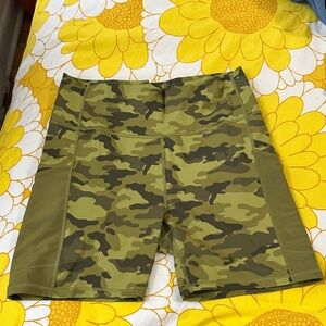 FABLETICS - Camouflage Biker Shorts
